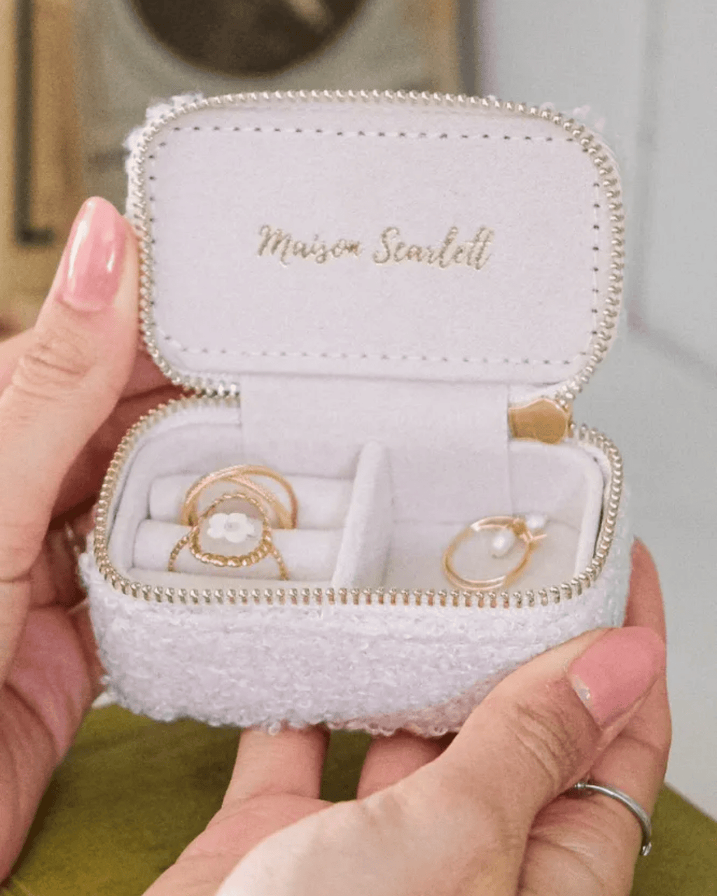 Mini boîte à bijoux de voyage en moumoute blanche - Marie par Maison Scarlett