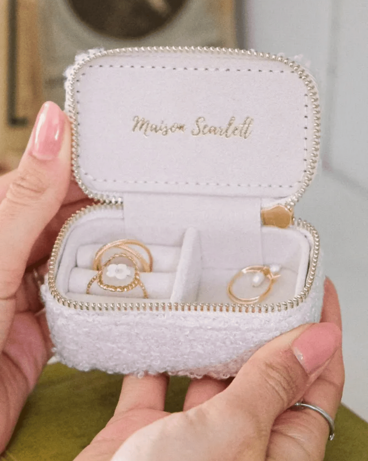 Mini boîte à bijoux de voyage en moumoute blanche - Marie par Maison Scarlett - Lili Margaret