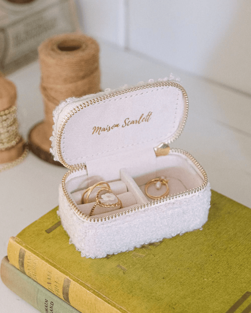Mini boîte à bijoux de voyage en moumoute blanche - Marie par Maison Scarlett
