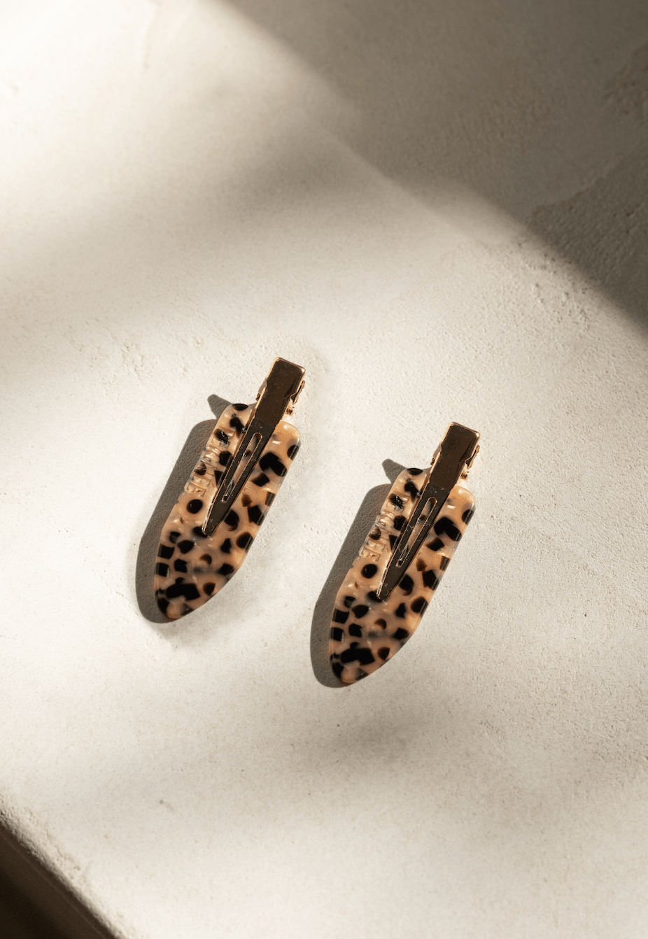 Paire de barrettes à cheveux léopard – Peignée Paris – vue 2