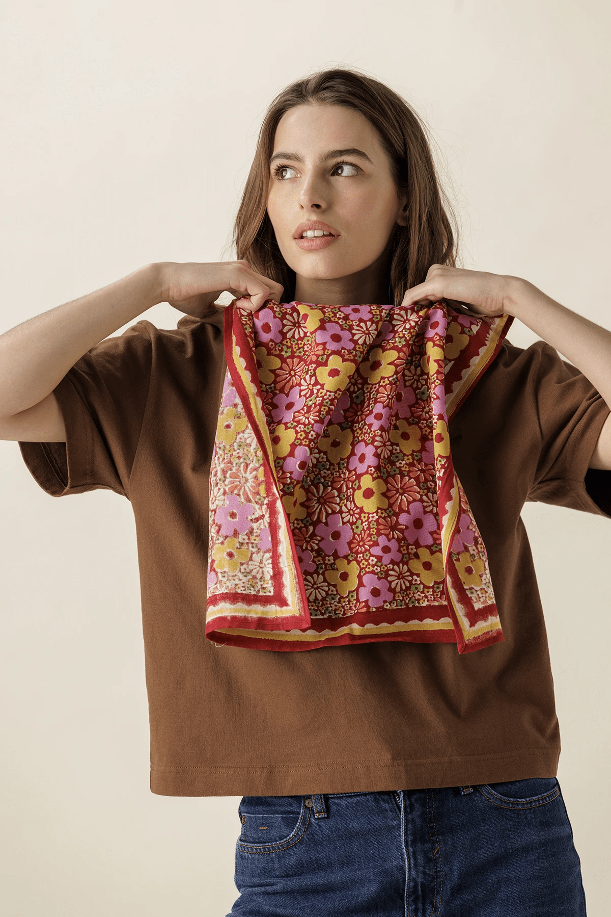 Petit foulard imprimé fleuri rose 50x50 Manika Janie Dahlia