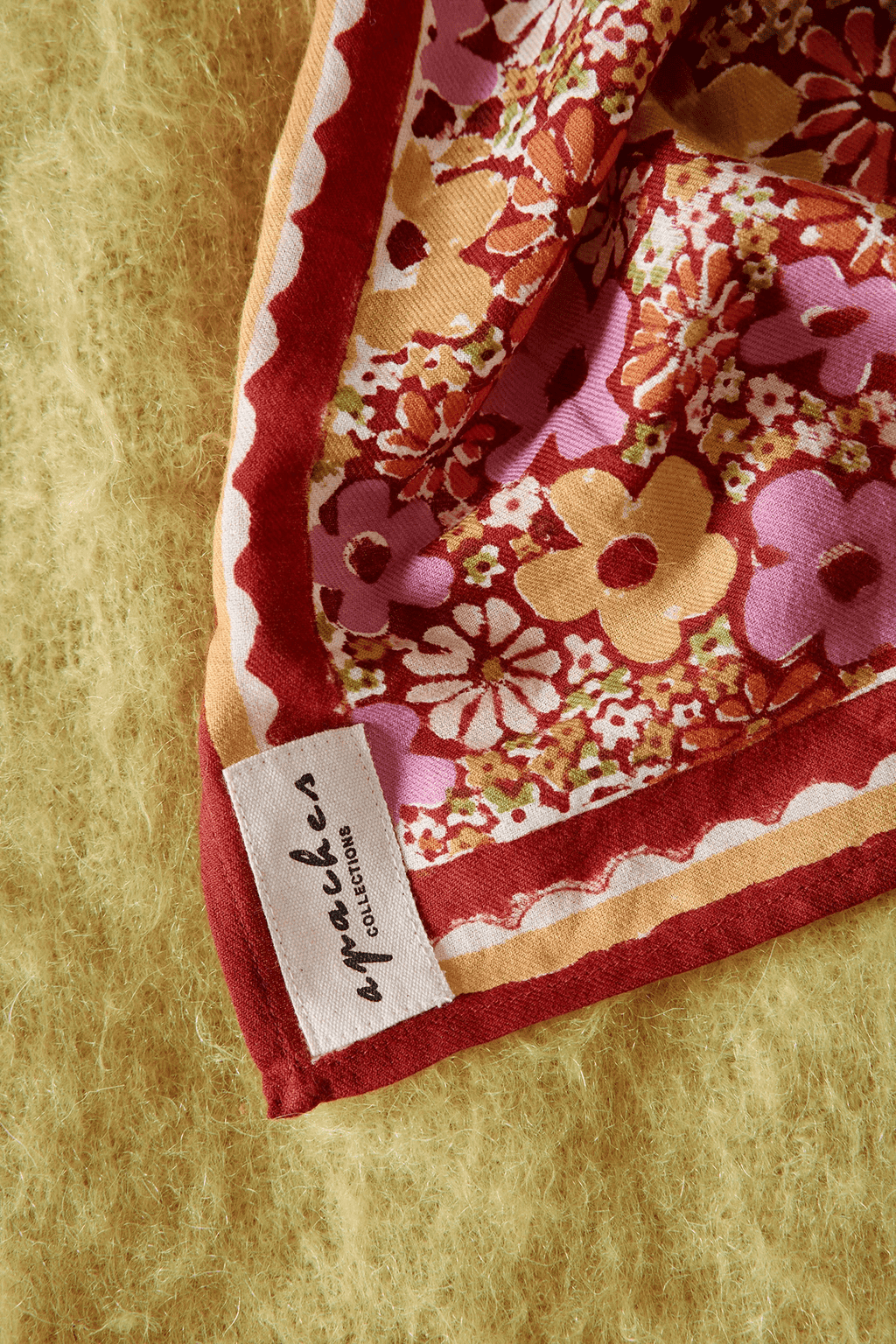 Petit foulard imprimé fleuri rose 50x50 Manika Janie Dahlia