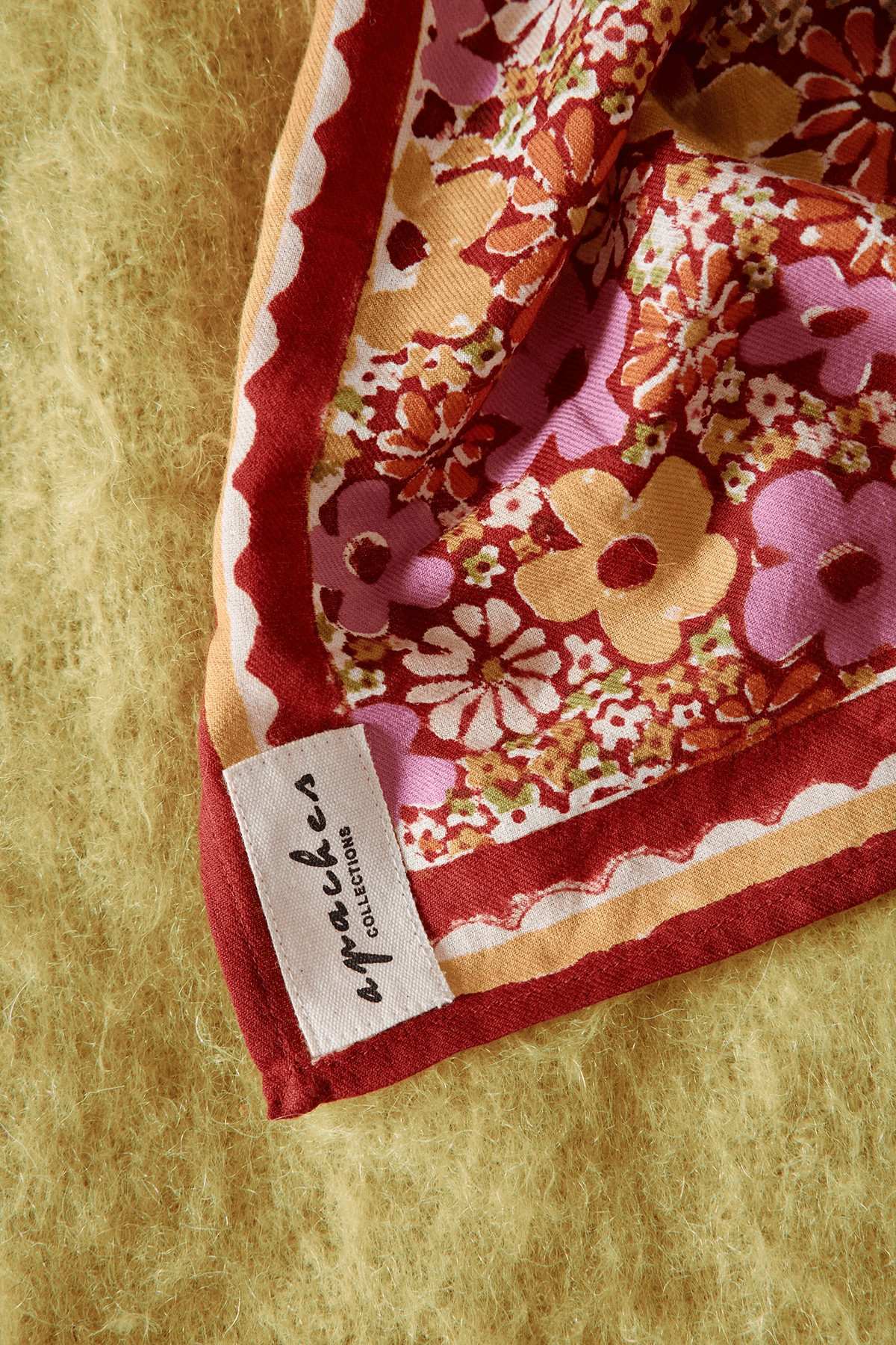 Petit foulard imprimé fleuri rose 50x50 Manika Janie Dahlia