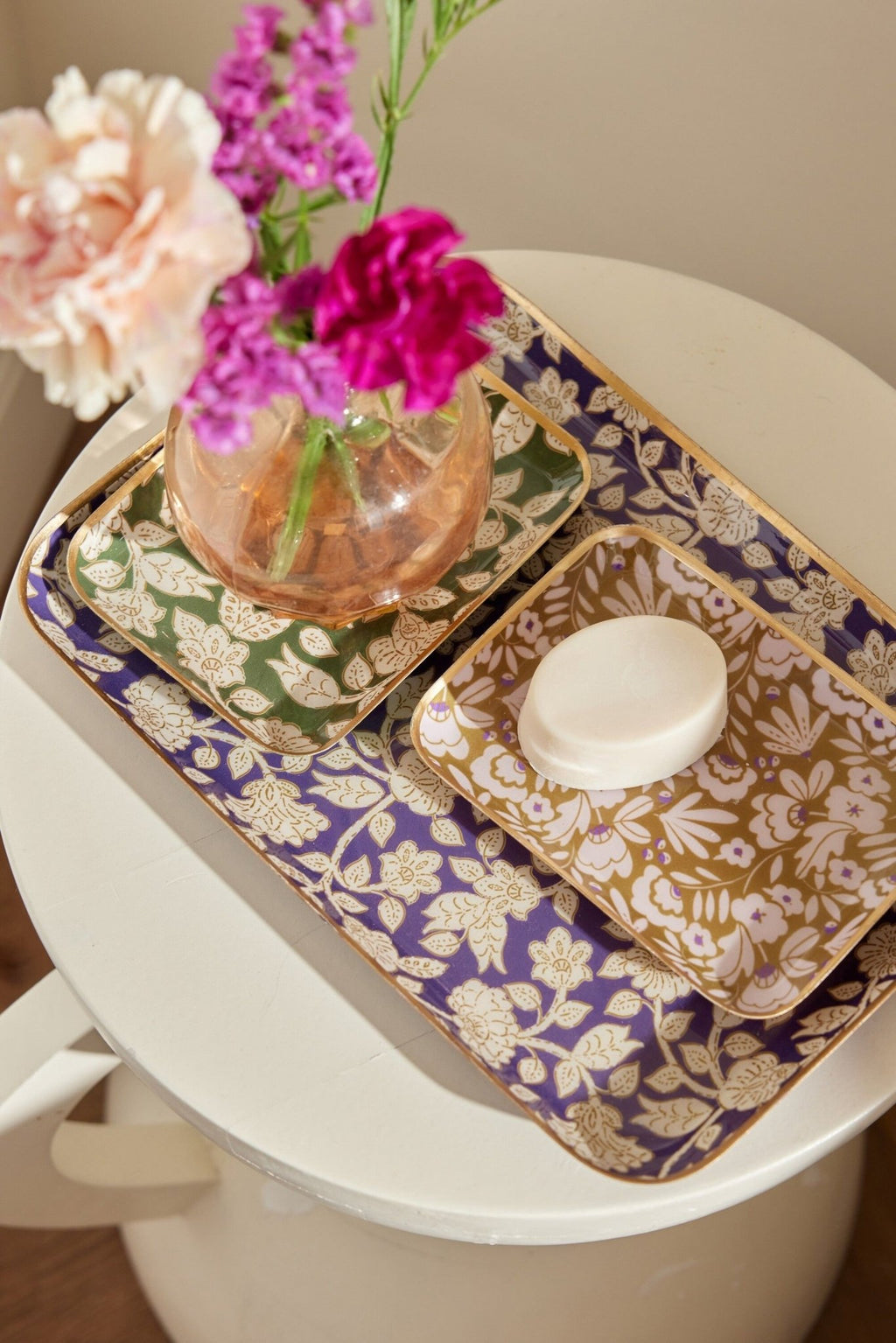 Petit plateau décoratif bohème chic en métal émaillé - modèle iris curry | bonheur du jour paris