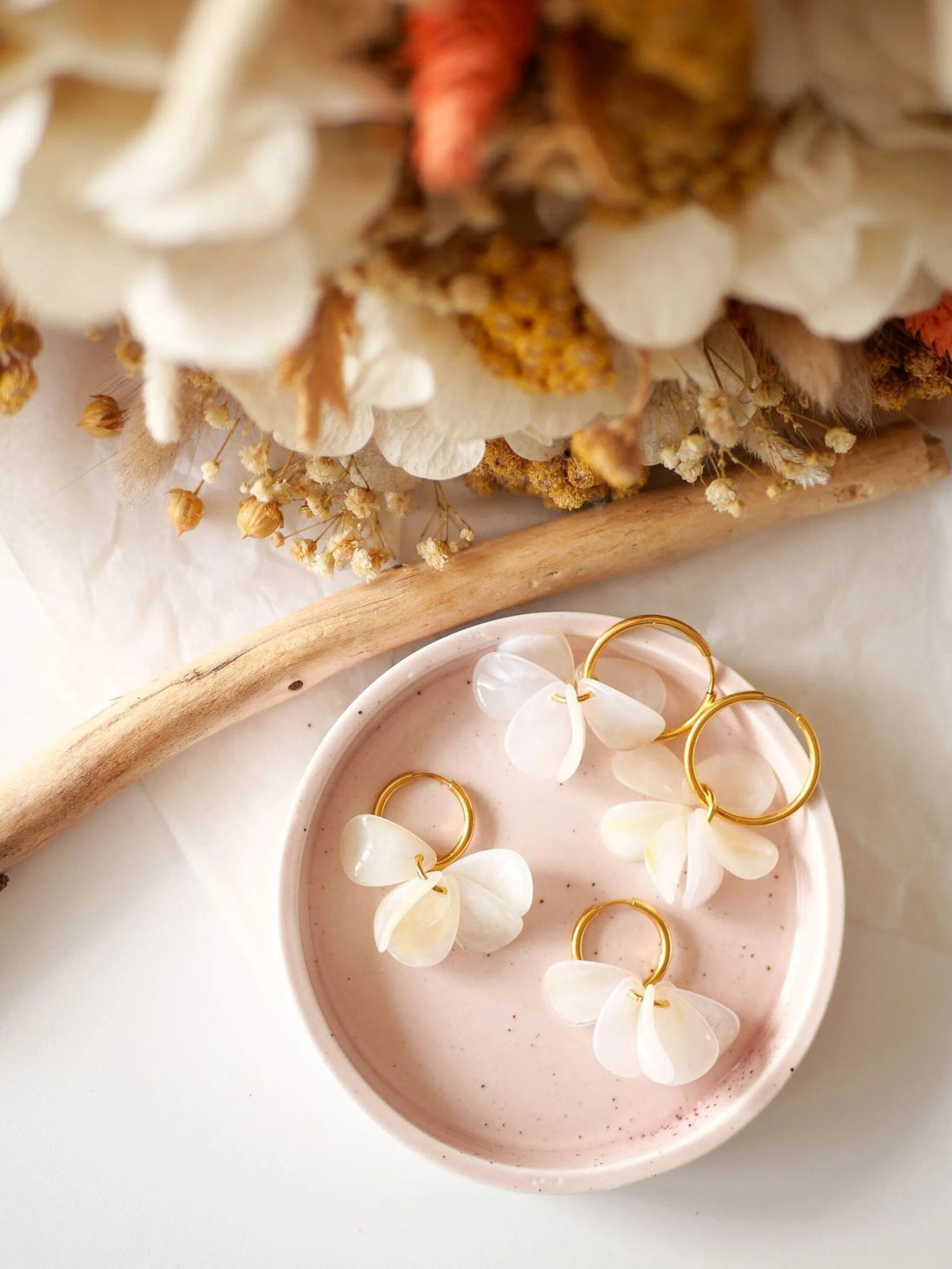 PETITES CRÉOLES PÉTALES BLANC NACRE "TULA" - Azeria Création - Lili Margaret