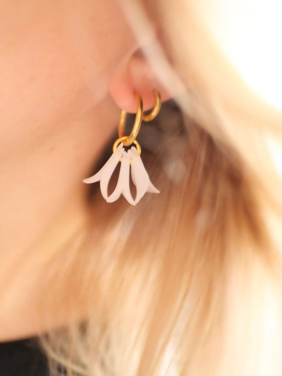 Petites créoles pétales blanc nacre "tula"