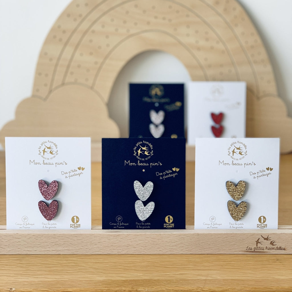 Pin's enfant cœurs à partager doré – les petites hirondelles