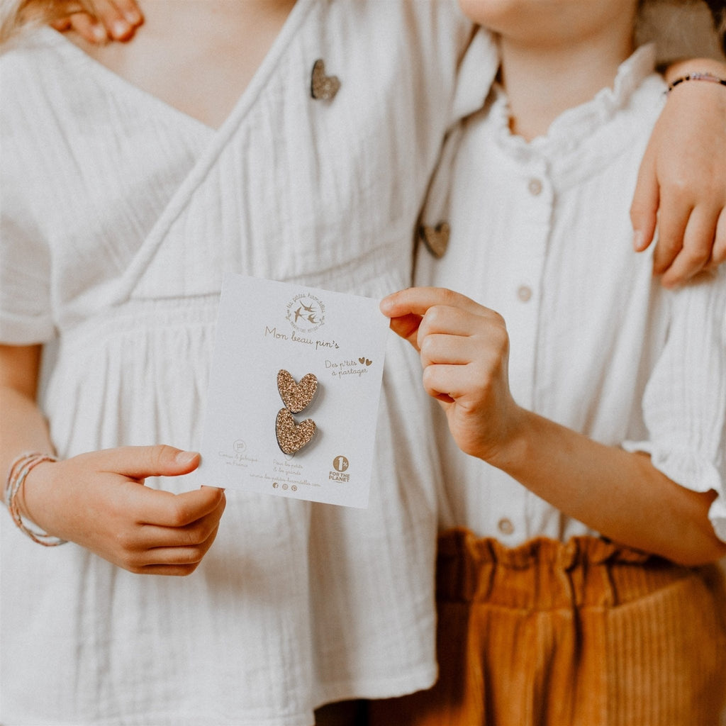 Pin's enfant cœurs à partager doré – les petites hirondelles