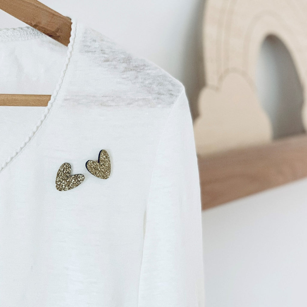 Pin's enfant cœurs à partager doré – les petites hirondelles