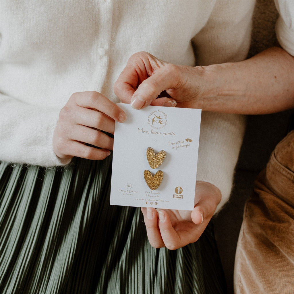 Pin's enfant cœurs à partager doré – les petites hirondelles