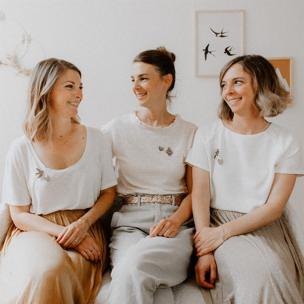 Pin's enfant cœurs à partager doré – les petites hirondelles