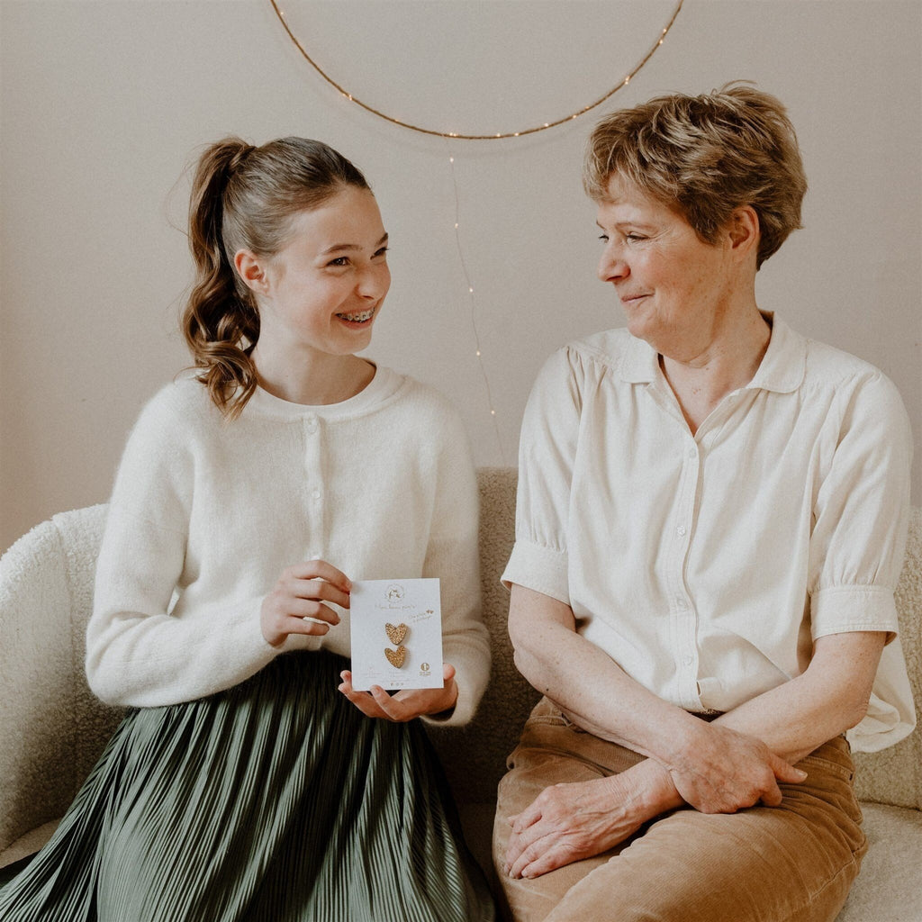 Pin's enfant cœurs à partager doré – les petites hirondelles