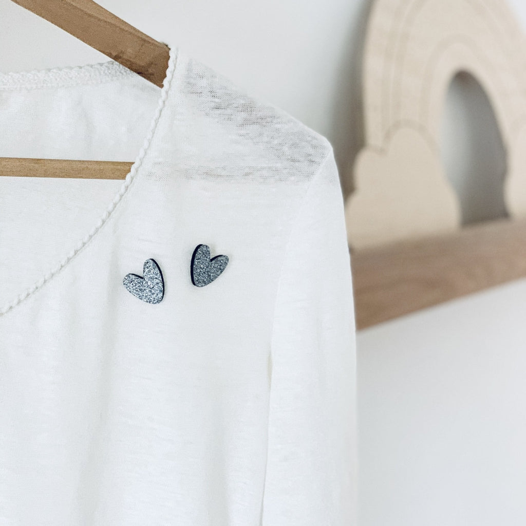 Pin's enfant cœurs à partager doré – les petites hirondelles