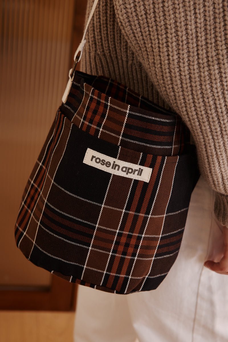 Sac seau bandoulière femme en coton Bucky Black Tartan - Rose in April - vue 3
