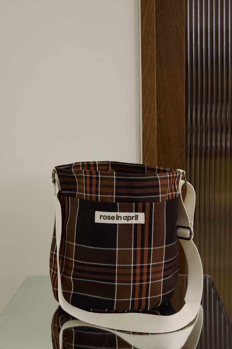 Sac seau bandoulière femme en coton Bucky Black Tartan - Rose in April - vue 4