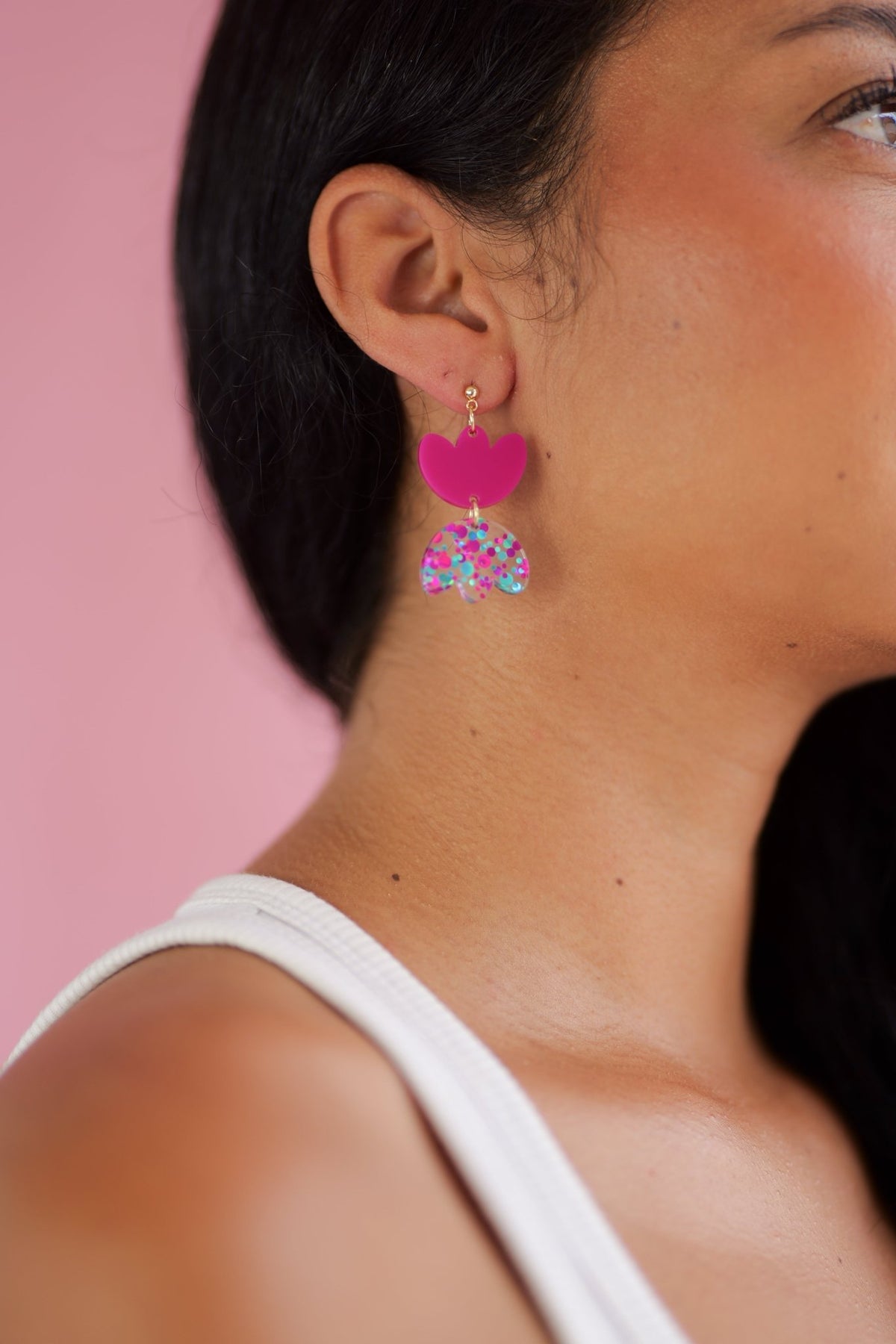 Boucles d’oreilles fleur pendantes Rosette Magenta Confettis - Studio Annette - vue 3