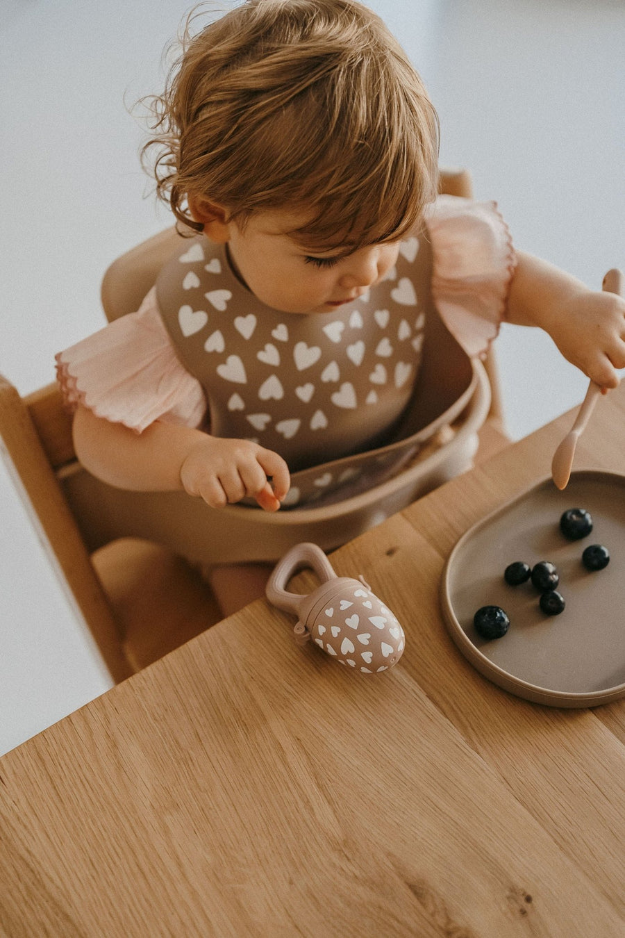 Tétine grignoteuse bébé cœurs taupe en silicone