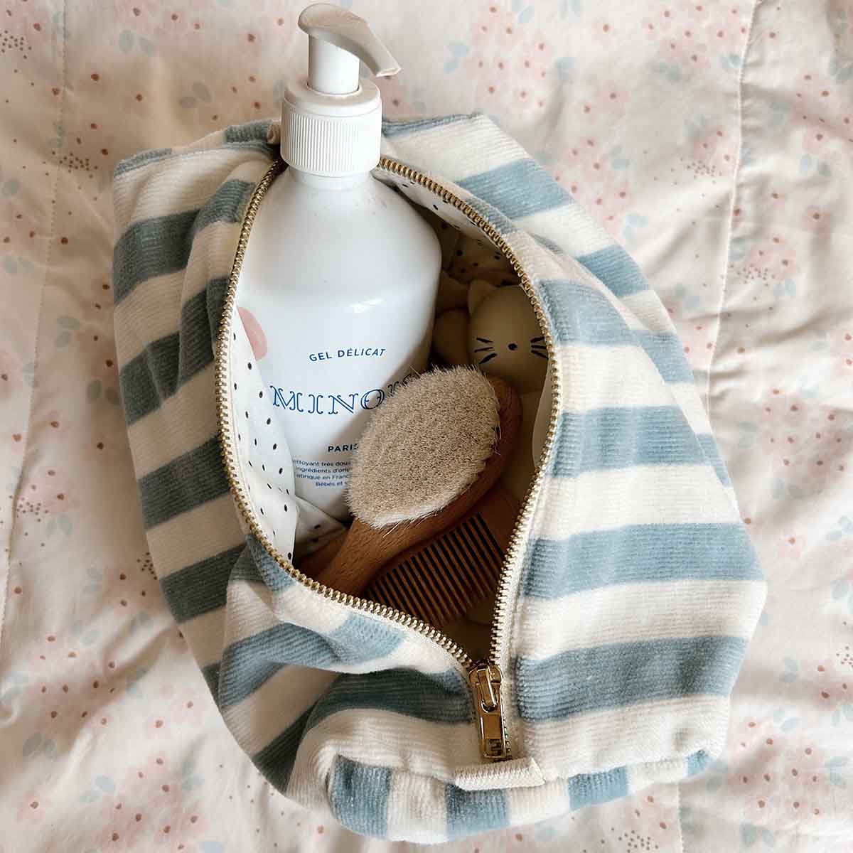 Trousse de toilette enfant éponge bleu ciel - Rose in April - Lili Margaret